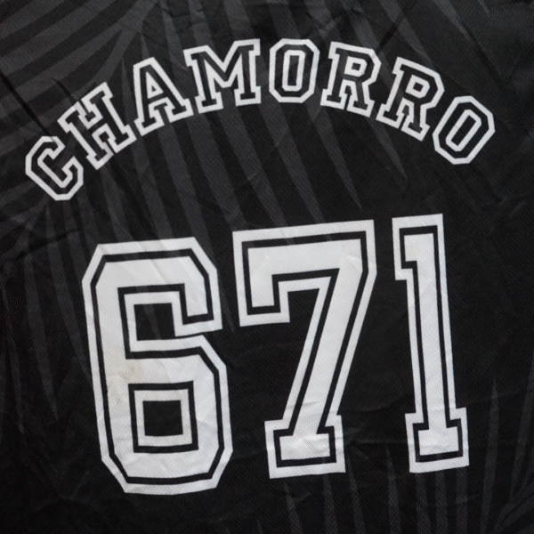 Camisola Desportiva Cultural de Guam – "Hafa Adai / Chamorro 671" - Image 3