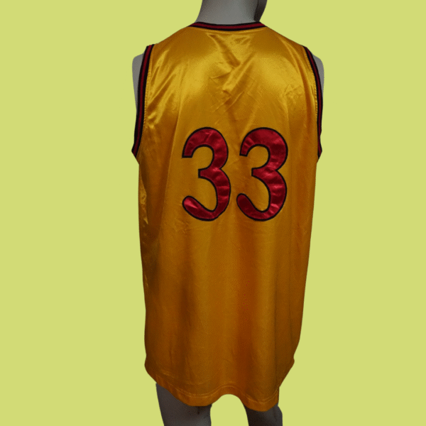 Camisola Desportiva Vintage Nº 33 – Amarelo Cetim - Image 3