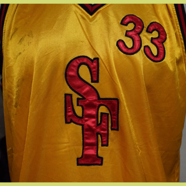 Camisola Desportiva Vintage Nº 33 – Amarelo Cetim - Image 2