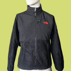 Casaco Polar The North Face "International Flags Edition" – Preto com Bordado Vermelho (RU14)